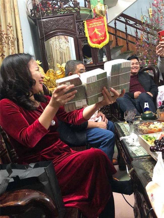 Mẹ nhà người ta mừng tuổi các con cả xấp 500 nghìn khiến cư dân mạng ngỡ ngàng ngày đầu xuân