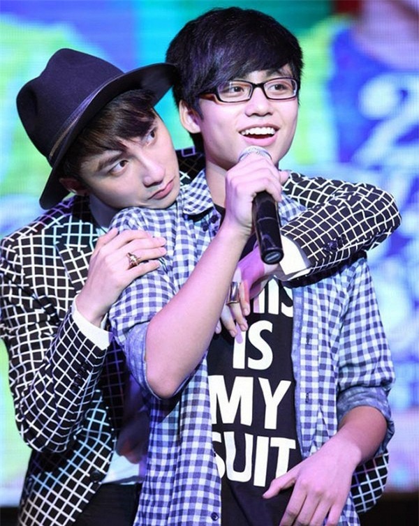 Cậu em gầy còm thư sinh ngày nào của Sơn Tùng M-TP Tết này đã tròn 18, điển trai và ngầu chẳng kém anh