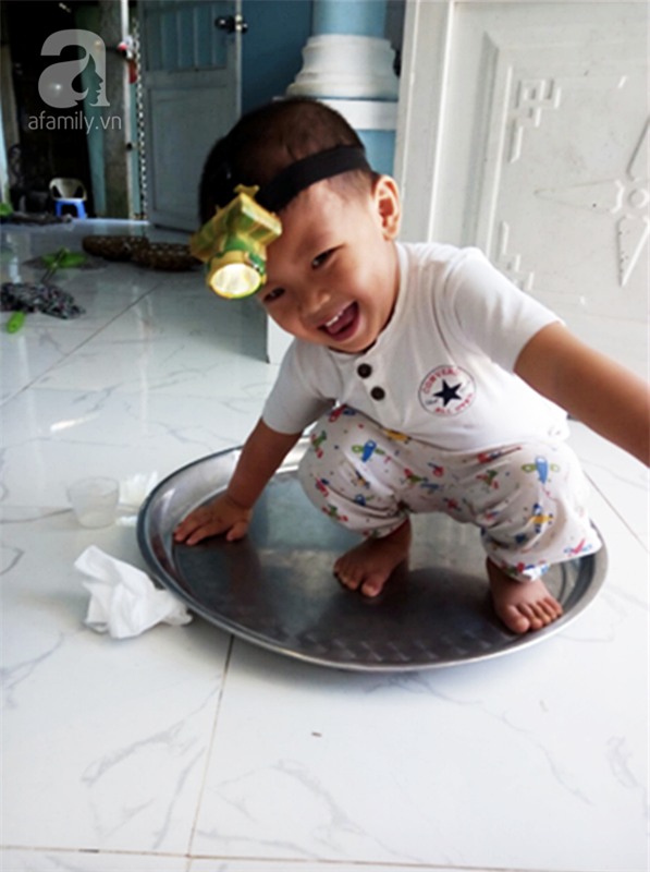 Bé trai bị đâm xuyên não khi mới 11 ngày tuổi đã đứng vững, đang “bi bô tập nói” và đón Tết thứ ba cùng cha mẹ - Ảnh 3.