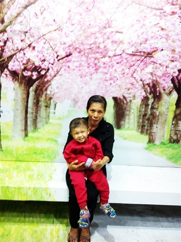 Bé trai bị đâm xuyên não khi mới 11 ngày tuổi đã đứng vững, đang “bi bô tập nói” và đón Tết thứ ba cùng cha mẹ - Ảnh 6.