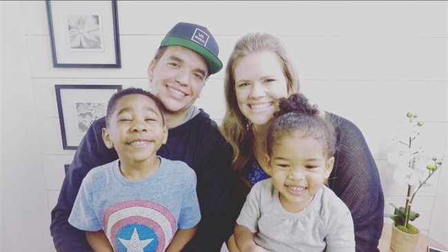 Nhận con gái nuôi được 2 tháng, người mẹ đau đớn khi nhìn thấy một tấm ảnh và bật khóc: Đó không phải con gái tôi - Ảnh 2.