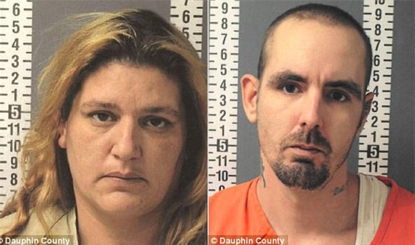 Vì không muốn nuôi con, cặp vợ chồng quyết tâm bỏ đói 3 đứa nhỏ và mặc chúng bóc sơn trên tường để ăn - Ảnh 1.