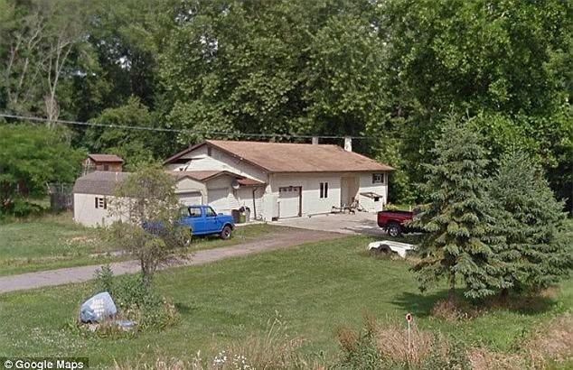 Vì không muốn nuôi con, cặp vợ chồng quyết tâm bỏ đói 3 đứa nhỏ và mặc chúng bóc sơn trên tường để ăn - Ảnh 2.