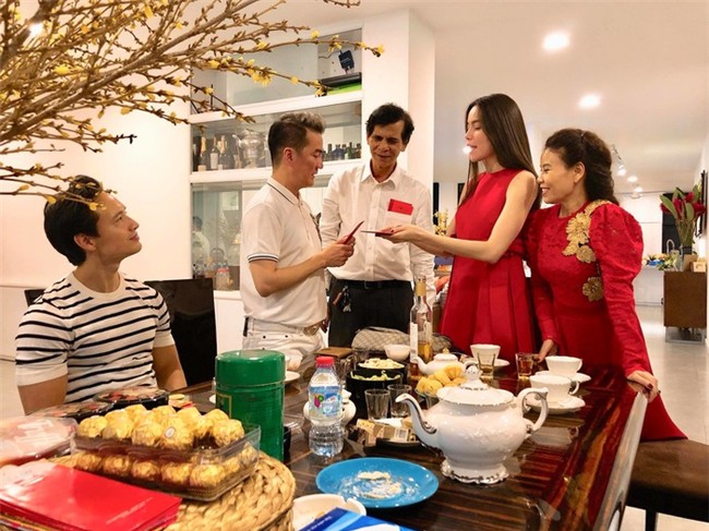 Chỉ mới đầu Xuân, loạt sao Việt nô nức đưa người yêu về nhà đón Tết - Tin sao Viet - Tin tuc sao Viet - Scandal sao Viet - Tin tuc cua Sao - Tin cua Sao