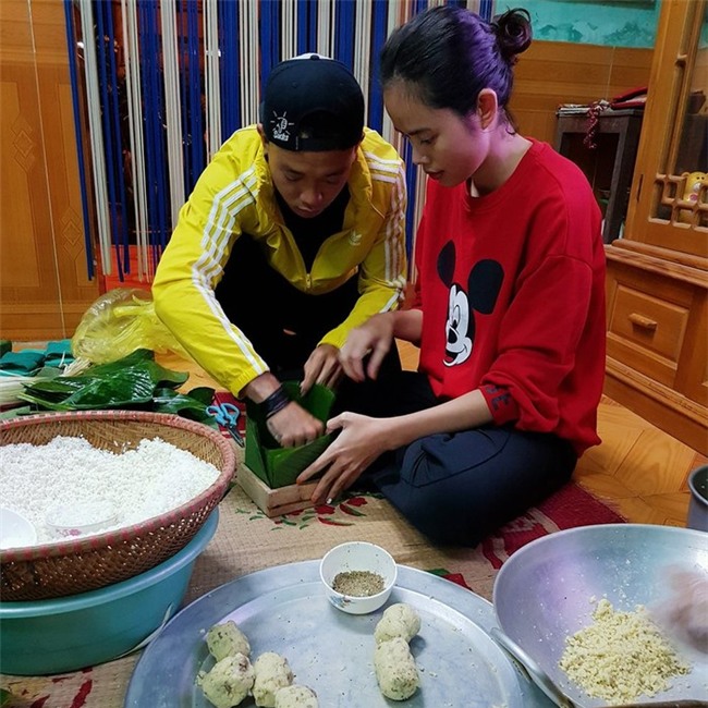 Cặp đôi tỉ mỉ gói bánh để chuẩn bị cho năm mới. - Tin sao Viet - Tin tuc sao Viet - Scandal sao Viet - Tin tuc cua Sao - Tin cua Sao