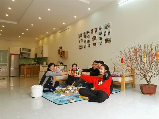 Cặp tình nhân quây quần bên mâm cơm cùng với bố mẹ. - Tin sao Viet - Tin tuc sao Viet - Scandal sao Viet - Tin tuc cua Sao - Tin cua Sao