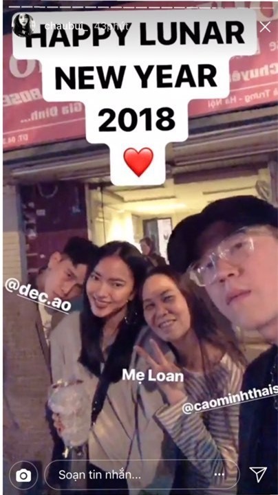 Cặp đôi đi đón giao thừa cùng mẹ và người thân của Decao. - Tin sao Viet - Tin tuc sao Viet - Scandal sao Viet - Tin tuc cua Sao - Tin cua Sao