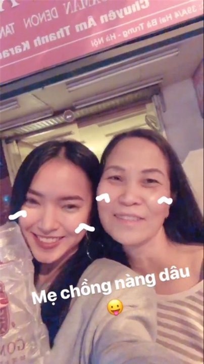 Chẳng những thế, Châu Bùi còn hết sức thân thiết với mẹ Decao, xưng hô bằng mẹ chồng. - Tin sao Viet - Tin tuc sao Viet - Scandal sao Viet - Tin tuc cua Sao - Tin cua Sao