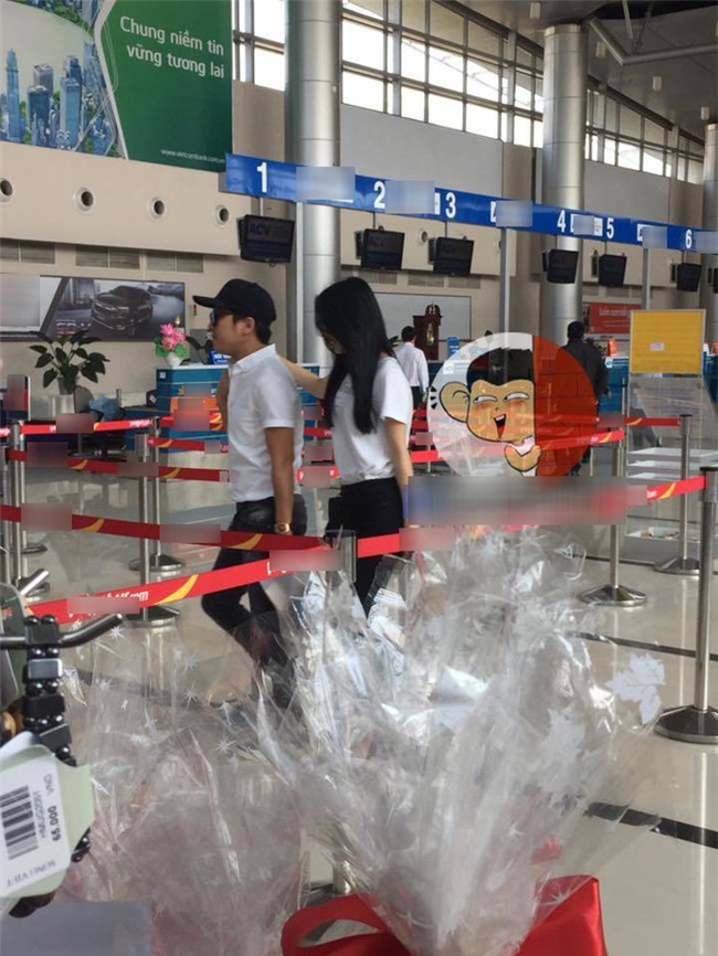 Anh nắm chặt tay bạn gái đi giữa sân bay. - Tin sao Viet - Tin tuc sao Viet - Scandal sao Viet - Tin tuc cua Sao - Tin cua Sao