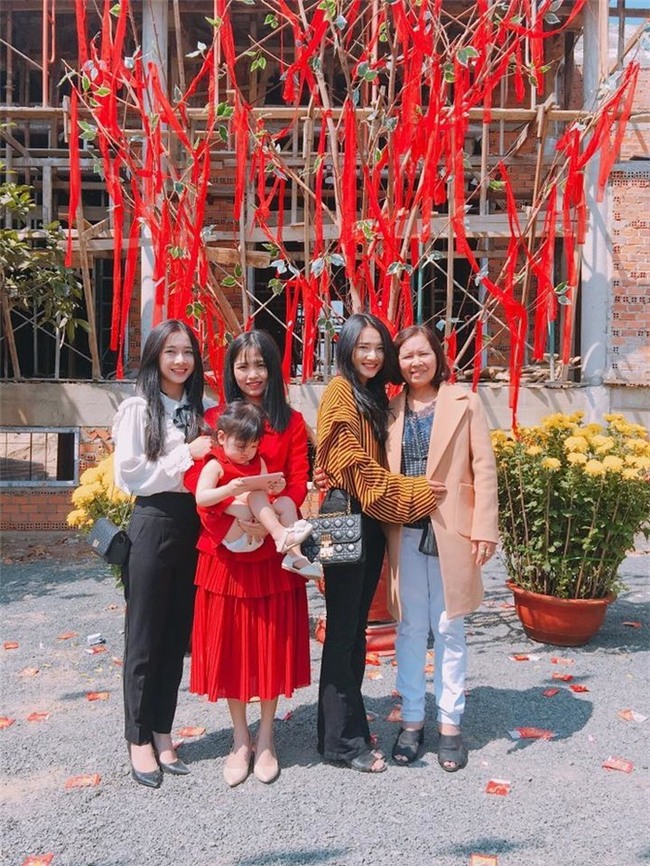 Nhã Phương xinh đẹp bên gia đình vào sáng mồng 1 Tết Mậu Tuất. - Tin sao Viet - Tin tuc sao Viet - Scandal sao Viet - Tin tuc cua Sao - Tin cua Sao