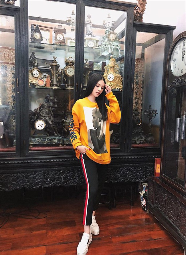 Diện áo phông hình cực chất của Zara đi chúc Tết, Kỳ Duyên lại “đụng” ngay Jolie Nguyễn - Ảnh 3.