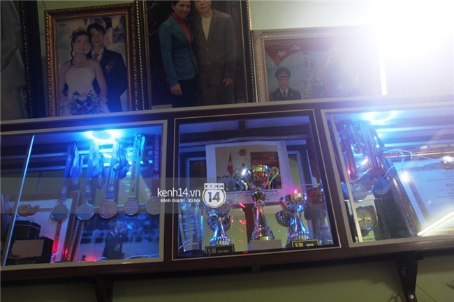 Tết này, nhà cầu thủ Xuân Mạnh có thêm cành đào quất và tiếng cười rộn rã khi người hâm mộ nườm nượp ghé đến chúc Tết - Ảnh 5.