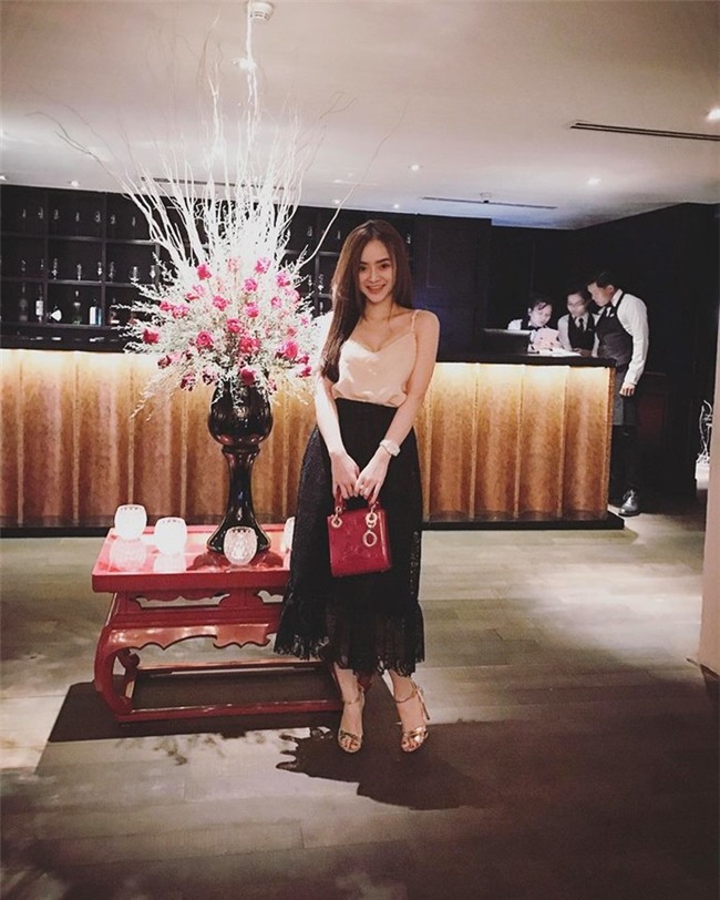 Có chị xinh đẹp, giỏi giang em gái Angela Phương Trinh ngày càng quyến rũ, người dát toàn đồ hiệu-2