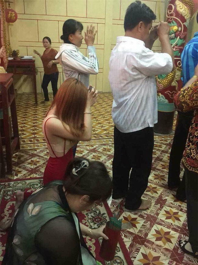 Ngán ngẩm hình ảnh các thiếu nữ ăn mặc "thiếu vải" đi chùa đầu năm - Ảnh 1.