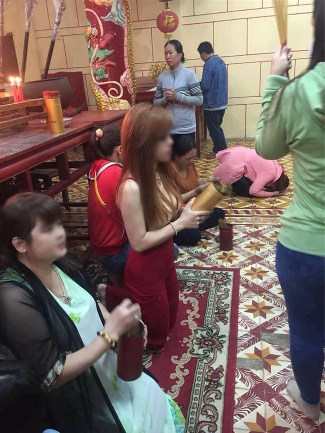 Ngán ngẩm hình ảnh các thiếu nữ ăn mặc "thiếu vải" đi chùa đầu năm - Ảnh 1.