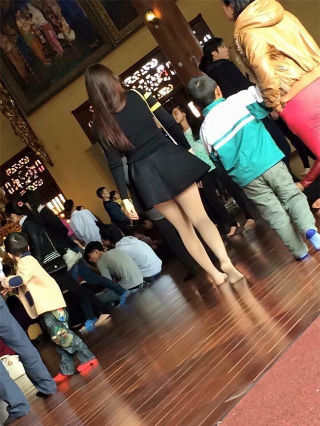 Ngán ngẩm hình ảnh các thiếu nữ ăn mặc "thiếu vải" đi chùa đầu năm - Ảnh 3.