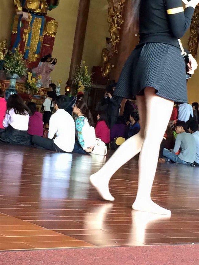 Ngán ngẩm hình ảnh các thiếu nữ ăn mặc "thiếu vải" đi chùa đầu năm - Ảnh 3.