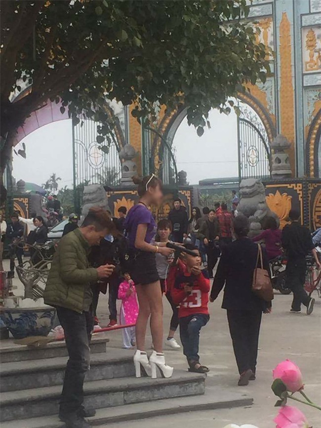 Ngán ngẩm hình ảnh các thiếu nữ ăn mặc "thiếu vải" đi chùa đầu năm - Ảnh 5.