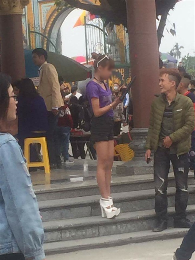 Ngán ngẩm hình ảnh các thiếu nữ ăn mặc "thiếu vải" đi chùa đầu năm - Ảnh 5.