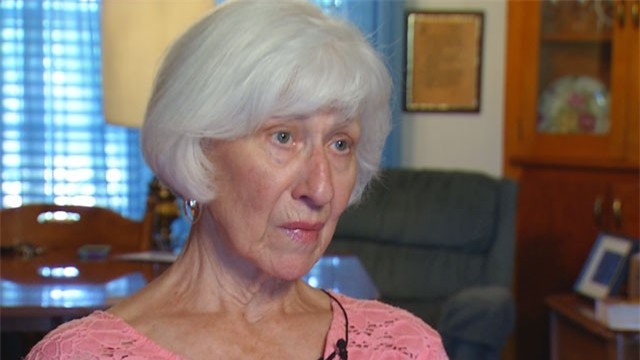 Bà cụ bị cướp tiền ngay trong nghĩa trang, 1 tuần sau đó, con trai tên cướp xuất hiện với một lời đề nghị - Ảnh 2.