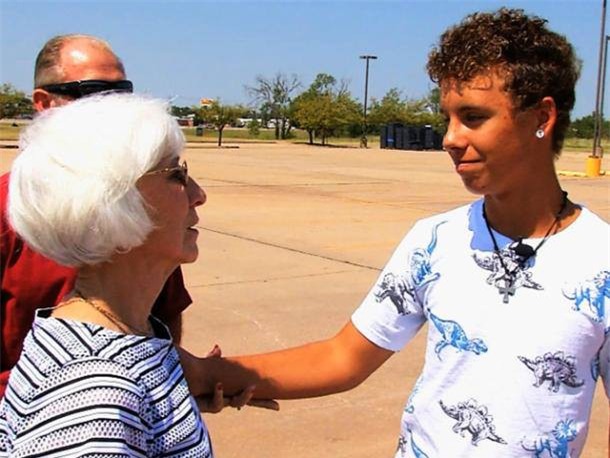 Bà cụ bị cướp tiền ngay trong nghĩa trang, 1 tuần sau đó, con trai tên cướp xuất hiện với một lời đề nghị - Ảnh 4.