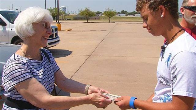 Bà cụ bị cướp tiền ngay trong nghĩa trang, 1 tuần sau đó, con trai tên cướp xuất hiện với một lời đề nghị - Ảnh 5.