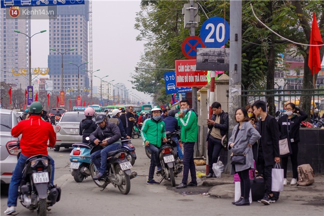 Chùm ảnh: Người dân lỉnh kỉnh đồ đạc tranh thủ quay lại Thủ đô sớm để nghỉ ngơi trước khi quay lại với guồng quay công việc - Ảnh 1.