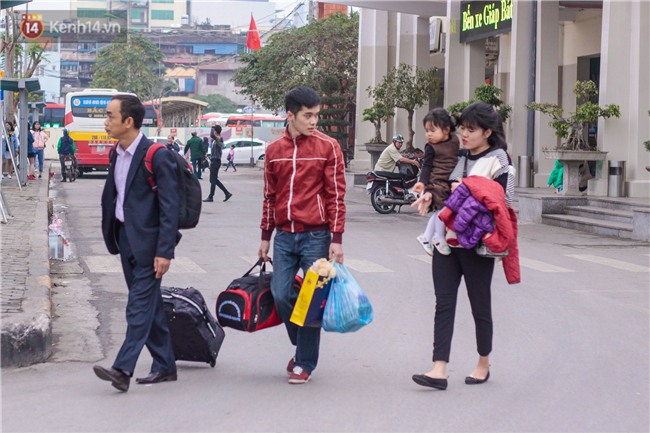 Chùm ảnh: Người dân lỉnh kỉnh đồ đạc tranh thủ quay lại Thủ đô sớm để nghỉ ngơi trước khi quay lại với guồng quay công việc - Ảnh 8.