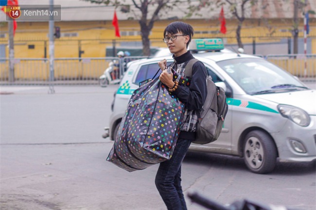 Chùm ảnh: Người dân lỉnh kỉnh đồ đạc tranh thủ quay lại Thủ đô sớm để nghỉ ngơi trước khi quay lại với guồng quay công việc - Ảnh 3.