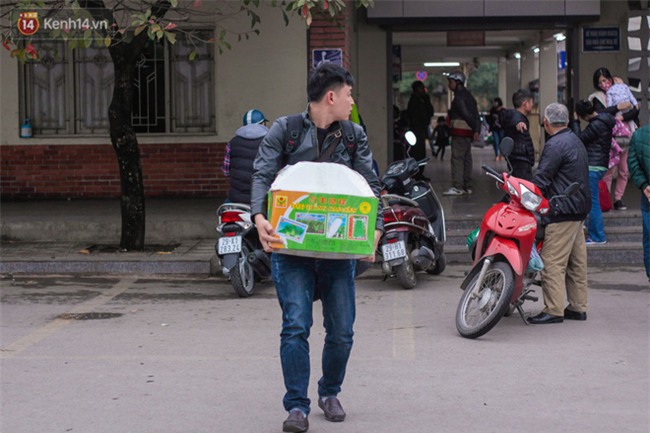 Chùm ảnh: Người dân lỉnh kỉnh đồ đạc tranh thủ quay lại Thủ đô sớm để nghỉ ngơi trước khi quay lại với guồng quay công việc - Ảnh 3.