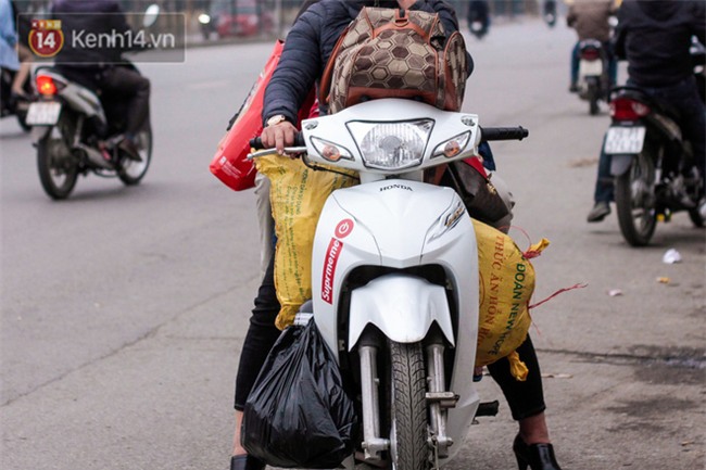 Chùm ảnh: Người dân lỉnh kỉnh đồ đạc tranh thủ quay lại Thủ đô sớm để nghỉ ngơi trước khi quay lại với guồng quay công việc - Ảnh 3.