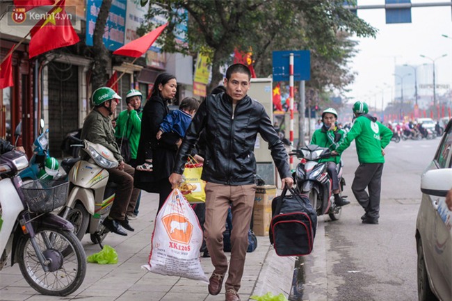 Chùm ảnh: Người dân lỉnh kỉnh đồ đạc tranh thủ quay lại Thủ đô sớm để nghỉ ngơi trước khi quay lại với guồng quay công việc - Ảnh 3.