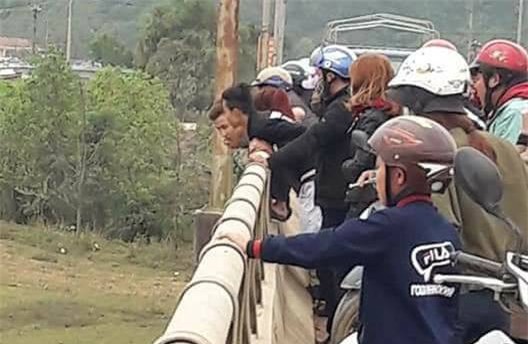 Ôm va li ngồi bần thần trên cầu hồi lâu, người đàn ông bất ngờ nhảy xuống sông tự tử vào ngày mùng 4 Tết - Ảnh 2.