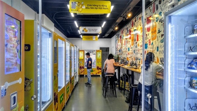 robot bán hàng,robot phục vụ,cửa hàng robot,cách mạng 4.0