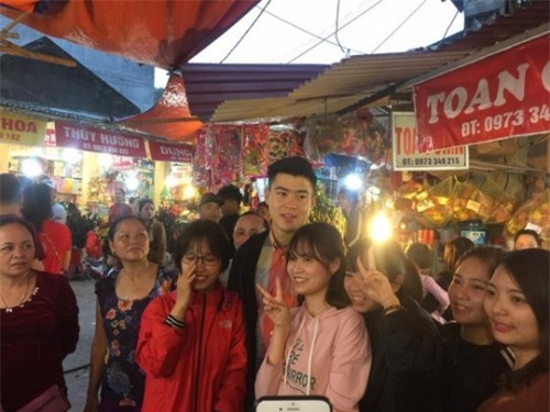 Đi lễ chùa đầu năm, đội phó Duy Mạnh của U23 Việt Nam được fans nữ xếp hàng xin chụp ảnh-1