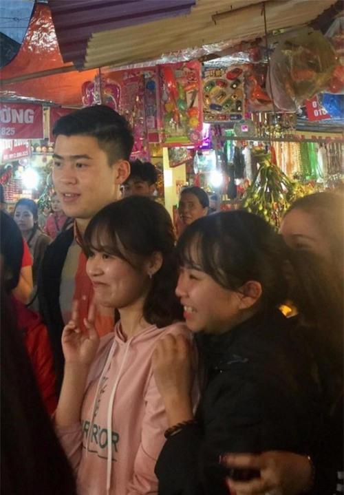 Đi lễ chùa đầu năm, đội phó Duy Mạnh của U23 Việt Nam được fans nữ xếp hàng xin chụp ảnh-2