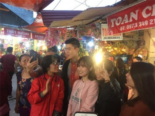 Đi lễ chùa đầu năm, đội phó Duy Mạnh của U23 Việt Nam được fans nữ xếp hàng xin chụp ảnh-3