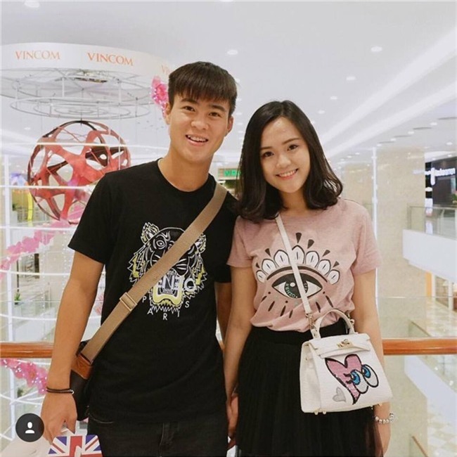 Đi lễ chùa đầu năm, đội phó Duy Mạnh của U23 Việt Nam được fans nữ xếp hàng xin chụp ảnh-5