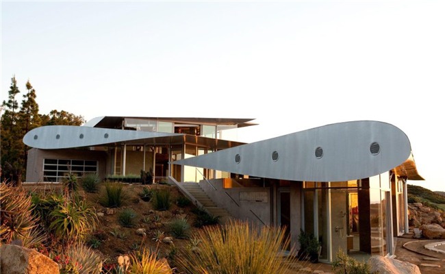 Thấy xác chiếc máy bay ngổn ngang trên đồi, không ai tin vào mắt mình khi lại gần và nhìn trực tiếp - Ảnh 2.