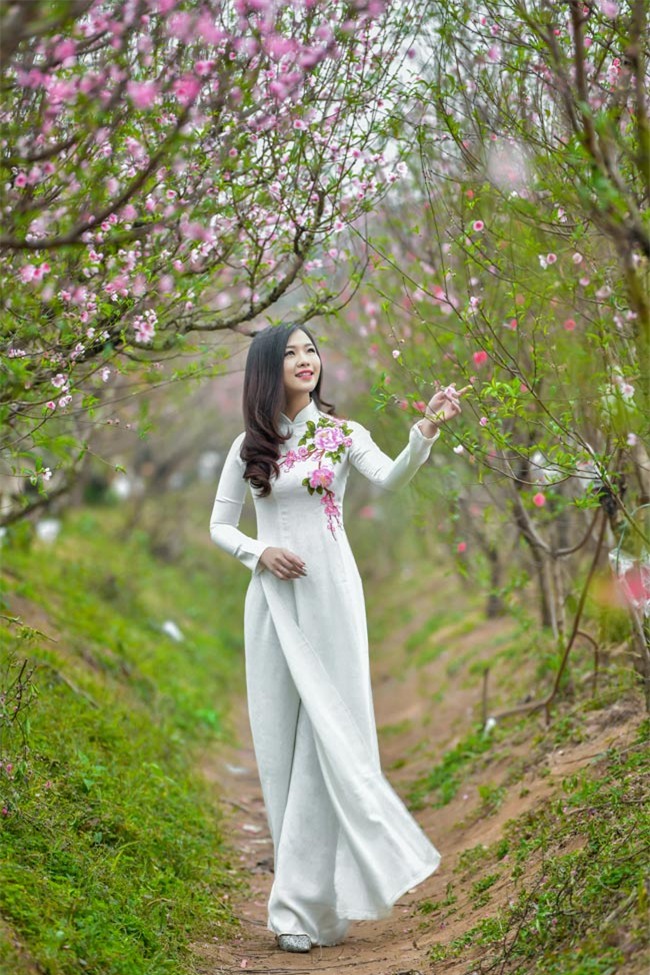 nu mc ha noi dep "quen loi ve" ben vuon dao tet hinh anh 12