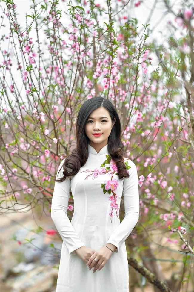 nu mc ha noi dep "quen loi ve" ben vuon dao tet hinh anh 14