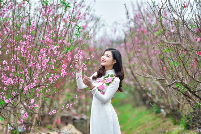 nu mc ha noi dep "quen loi ve" ben vuon dao tet hinh anh 7