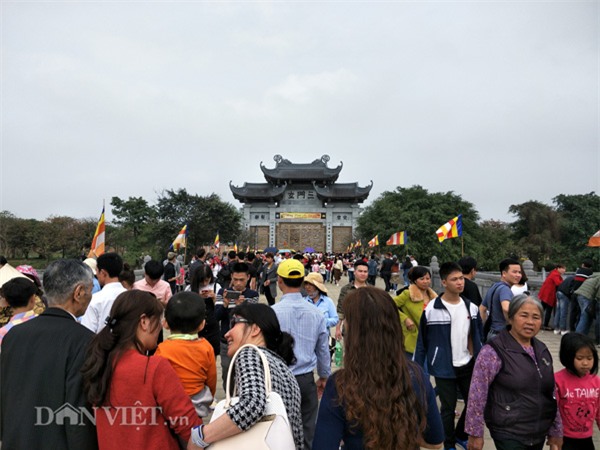 dua nhau xep hang, nhet tien vao tuong phat o ngoi chua lon nhat vn hinh anh 1