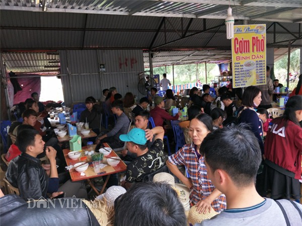 dua nhau xep hang, nhet tien vao tuong phat o ngoi chua lon nhat vn hinh anh 12