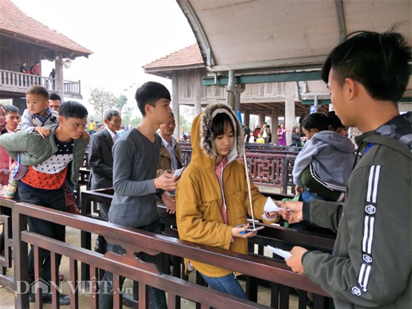 dua nhau xep hang, nhet tien vao tuong phat o ngoi chua lon nhat vn hinh anh 3