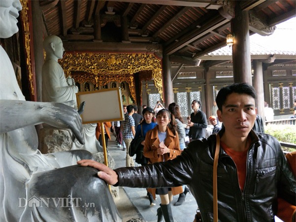 dua nhau xep hang, nhet tien vao tuong phat o ngoi chua lon nhat vn hinh anh 5