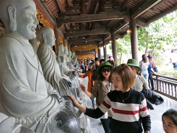 dua nhau xep hang, nhet tien vao tuong phat o ngoi chua lon nhat vn hinh anh 7