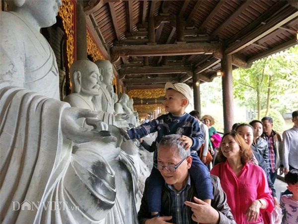 dua nhau xep hang, nhet tien vao tuong phat o ngoi chua lon nhat vn hinh anh 9