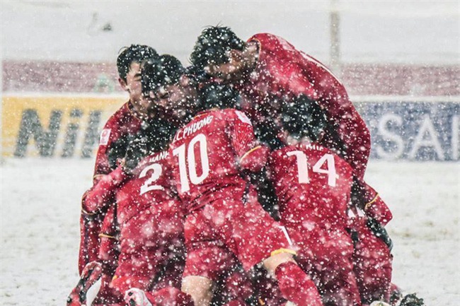 Tự sự ngày trở về của các cầu thủ U23 Việt Nam: Chỉ mong chiếc xe buýt đi mãi như thế!-1