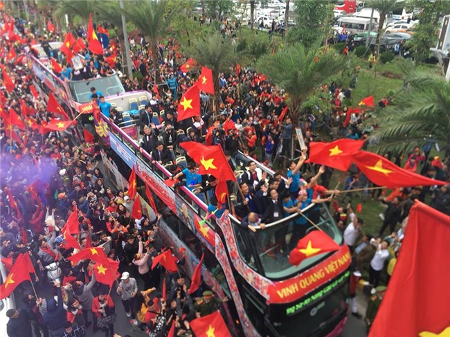 Tự sự ngày trở về của các cầu thủ U23 Việt Nam: Chỉ mong chiếc xe buýt đi mãi như thế!-2